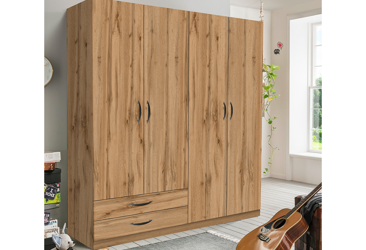 Απεικονίζεται η ντουλάπα σε ένα υπνοδωμάτιο, ο τοίχος του οποίου είναι γκρι.